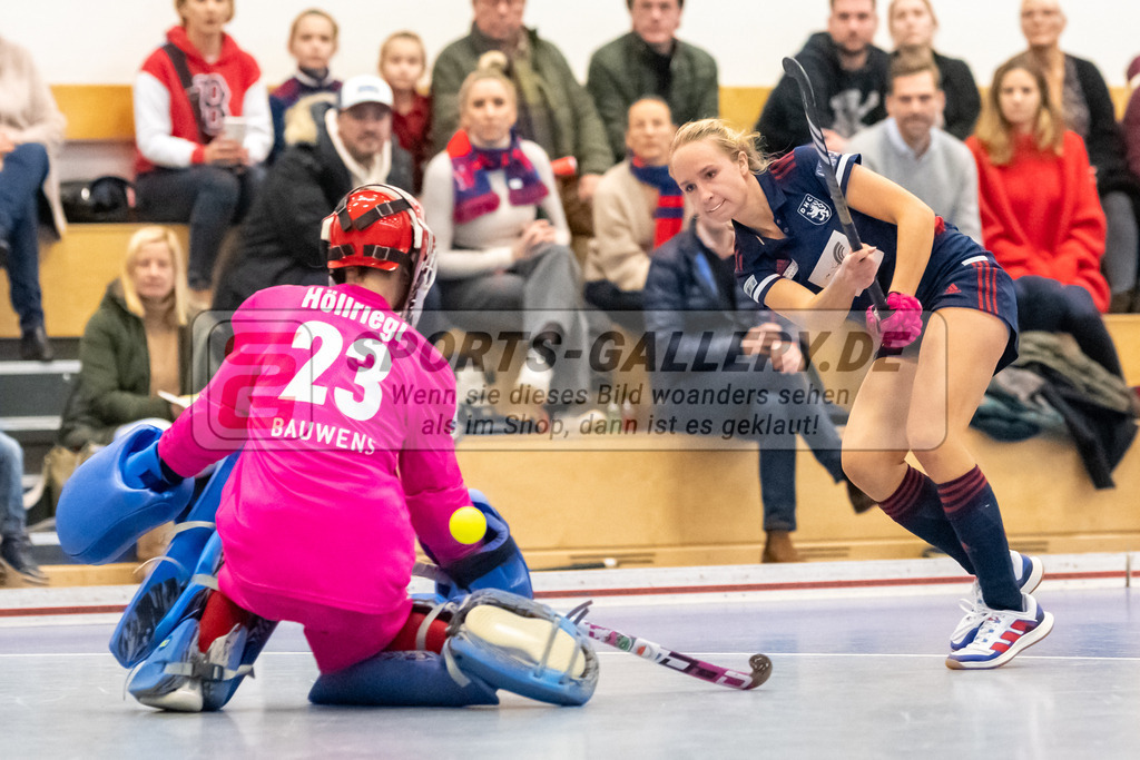 SFE_20221127_0072 | 1. Bundesliga Hockey Damen Düsseldorfer HC - Rot-Weiss Köln am 27.11.2022 in Düsseldorf (Düsseldorfer Hockeyclub 1905 e.V.), Photo: Stephan Fehrmann 2022 (Sports-Gallery),Lisa Höllriegl ( Torfrau Rot-Weiss Köln #23 ) ,Nolte Lisa ( Düsseldorfer HC #17 )