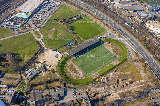 Gelsenkirchen240300739 | Luftbild, FußballStadion Glückauf Kampfbahn, DJK Teutonia Schalke-Nord 1921 e.V. Verein, Fußballspieler und Tribüne, Baustelle für geplanten Sportpark, Schalke-Nord, Gelsenkirchen, Ruhrgebiet, Nordrhein-Westfalen, Deutschland