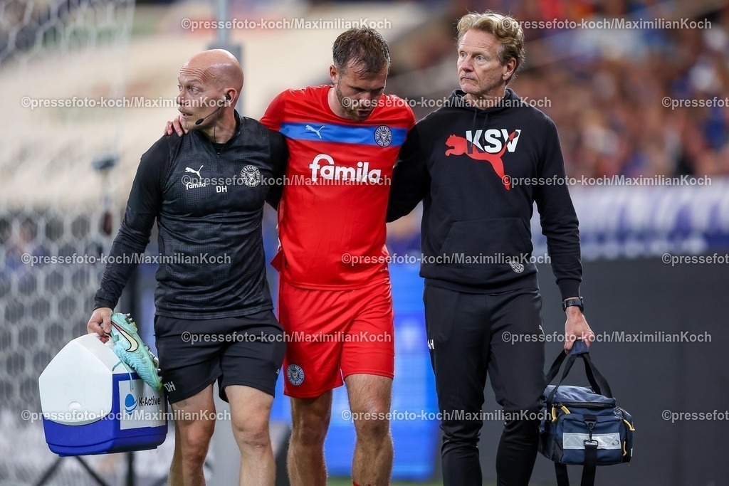 S0413092501176 | 13.09.2025, Fußball, FC Schalke 04 - Holstein Kiel, 5.Spieltag, 2. Fußball Bundesliga, Veltins-Arena Gelsenkirchen, Saison 2025 2026: Marco Komenda (Holstein Kiel #03) muss verletzt das Spielfeld verlassen und ausgewechslet werden Schmerzen Verletzung  Fußverletzung DFB regulations prohibit any use of photographs as image sequences and or quasi-video.