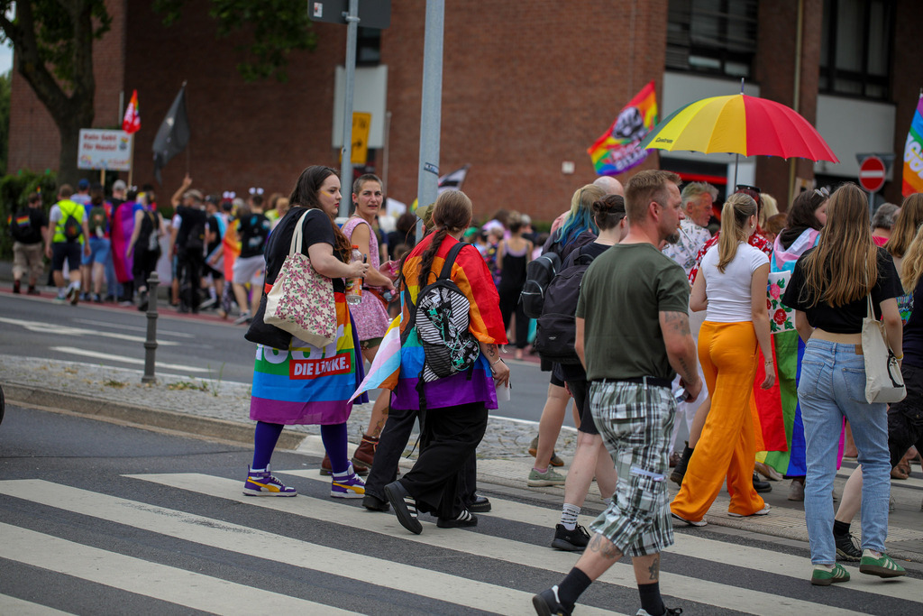 CSD_Moers_190725_168 | Bildergalerie von Sport-Ereignissen aber auch von weiteren spannenden Dingen - nicht nur vom Niederrhein. In Anlehnung an den bekannten Spruch von Hanns Dieter Hüsch heißt das Motto: "Niederrhein ist überall".  - Realisiert mit Pictrs.com