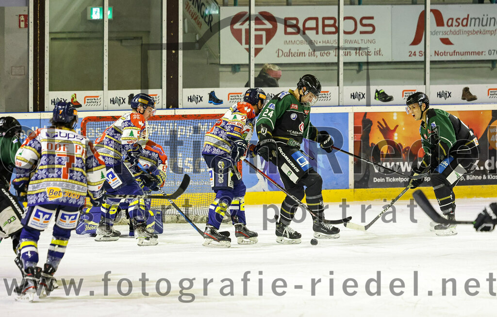 2022-12-09_046_TSV_Erding_gegen_EHC_Waldkraiburg | Erding, Deutschland, 09.12.2022:
Eishockey, Bayernliga 2022 / 2023, 19. Spieltag, TSV Erding gegen EHC Waldkraiburg, Endergebnis: 9:2

Torwart Kevin Yeingst (EHC Waldkraiburg, #80), Lars Bernhardt (EHC Waldkraiburg, #5), Lukas Krämmer (Erding Gladiators, #24), Mark Waldhausen (Erding Gladiators, #27)

Foto: Christian Riedel / fotografie-riedel.net