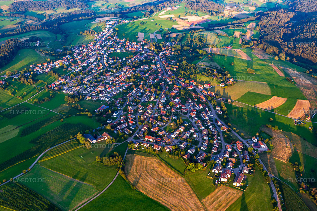 Luftbild: Ortsansicht am Rande von landwirtschaftlichen Feldern und Nutzflächen in Dietersweiler im Ortsteil Dietersweiler in Freudenstadt im Bundesland Baden-Württemberg in Deutschland. Foto: IMG_128605.jpg vom 25.08.2021 durch Werner Riehm/FLY-FOTO.de