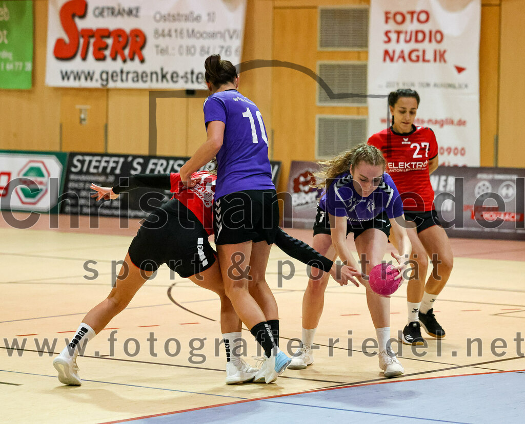 2022-11-05_053_SpVgg_Altenerding_gegen_SpVgg_Erdweg | Erding, Deutschland, 05.11.2022:
Handball, Bezirksoberliga Frauen Altbayern 2022 / 2023, 3. Spieltag, SpVgg Altenerding gegen SpVgg Erdweg, Endergebnis: 27:16

Christina Baumann (SpVgg Erdweg, #10), Janina Konrad (SpVgg Altenerding, #10), Thea-Sophie Steinbrecher (SpVgg Altenerding, #17), Leonie Nefzger (SpVgg Erdweg, #27)

Foto: Christian Riedel / fotografie-riedel.net