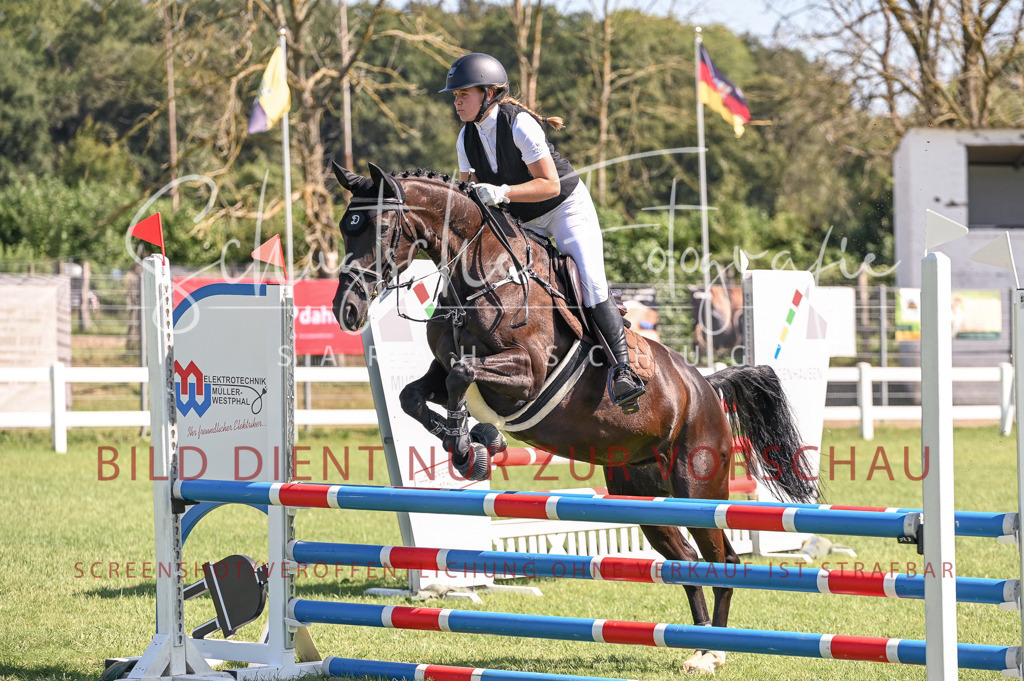 Schugtsche-Düren.2024-06.Stilspringprf.A_-118 | Schugtsche Fotografie - Realisiert mit Pictrs.com