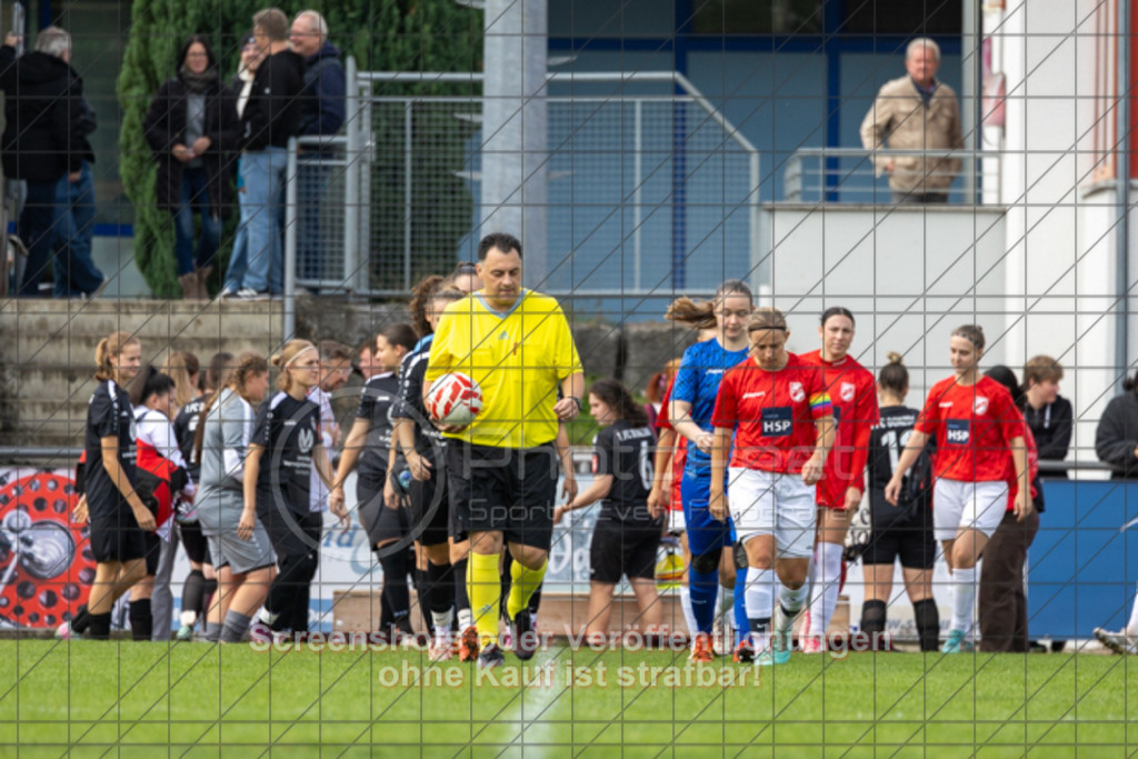 20250928_130232_0006 | #,1.FC Donzdorf (schwarz) vs. TV Derendingen (rot), Fussball, Frauen-Verbandsliga Württemberg, 03. Spieltag, Saison 2025/2026, Rasenplatz Lautertal Stadion, Süßener Straße 16, 73072 Donzdorf, 28.09.2025 - 13:00 Uhr,Foto: PhotoPeet-Sportfotografie/Peter Harich