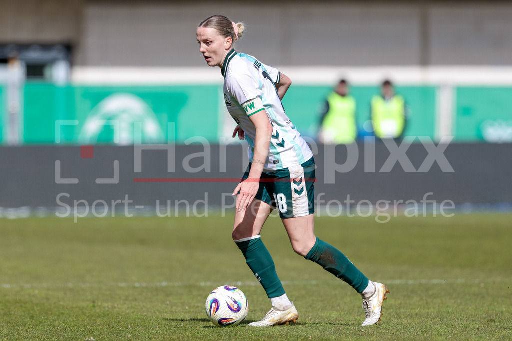 Fussball, Google Pixel Frauen-Bundesliga, SV Werder Bremen - SGS Essen | Lina Hausicke (SV Werder Bremen, 18) am Ball, Freisteller, Einzelbild, Ganzkörper, Aktion, Action, Spielszene, DIE DFB-RICHTLINIEN UNTERSAGEN JEGLICHE NUTZUNG VON FOTOS ALS SEQUENZBILDER UND/ODER VIDEOÄHNLICHE FOTOSTRECKEN. DFB REGULATIONS PROHIBIT ANY USE OF PHOTOGRAPHS AS IMAGE SEQUENCES AND/OR QUASI-VIDEO.