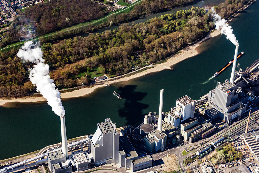 dr__0022056.jpg | MANNHEIM 11.04.2019 Kraftwerksanlagen und Abgas- Türme des Kohle- Heizkraftwerkes  Großkraftwerk Mannheim AG am Rhein bei Neckarau in Mannheim im Bundesland Baden-Württemberg, Deutschland. // Power plants and exhaust towers of coal thermal power station  Grosskraftwerk Mannheim AG at the shore of the Rhine river near Neckarau in Mannheim in the state Baden-Wurttemberg, Germany. Foto: Daniel Reiter