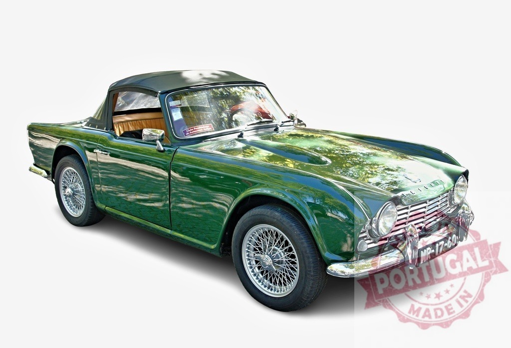 Green Triumph TR4 convertible parked, reflecting trees in the paint | Classic Triumph TR4 sports car parked, reflecting trees in its polished green paint, showcasing its vintage elegance - Realisiert mit Pictrs.com