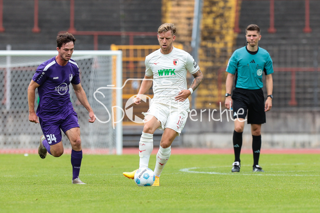 FC Augsburg - TSV Schwaben Augsburg | im Duell Lukas GERLSPECK (TSV #34) und Arne MAIER (FCA #10) / Zweikampf