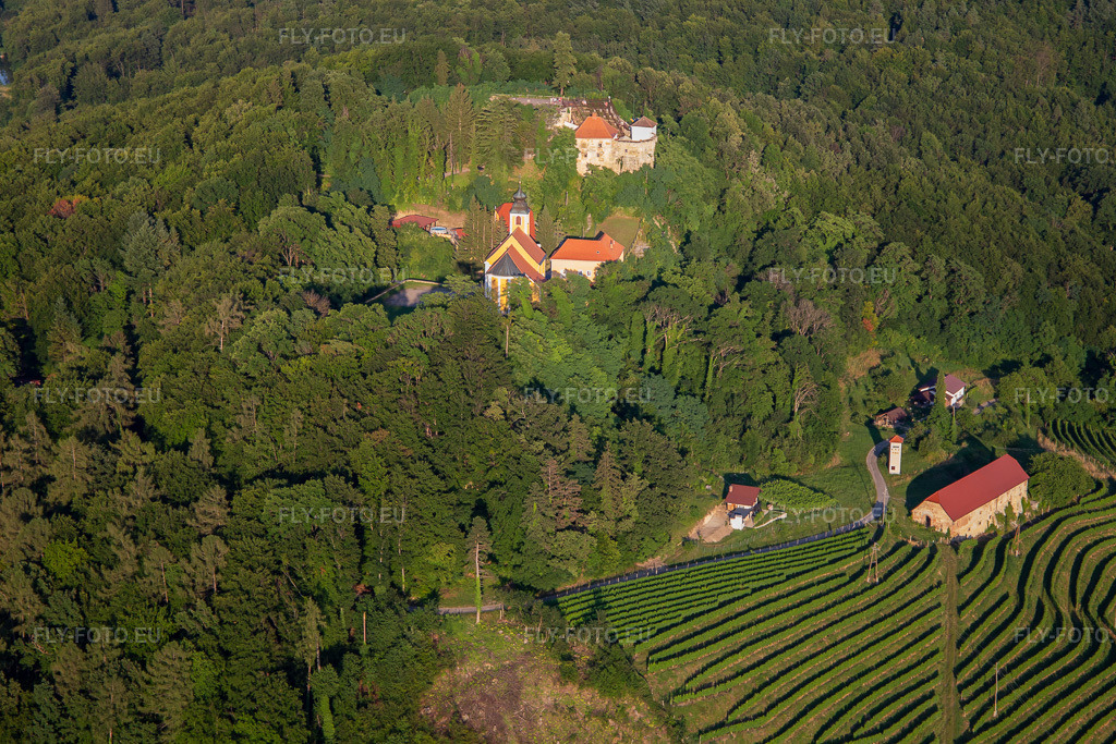 Vue aérienne: Église de Župnijska cerkev sv. Marije Vnebovzete et Café Huda Liza au-dessus des vignobles du Vurberg à le quartier Vurberk in Duplek dans le département Slovénie, Slovénie. Photo: IMG_137359.jpg prise le 08/07/2023 par Werner Riehm/FLY-FOTO.eu – Résolution de l'original: 5138 x 3425 px