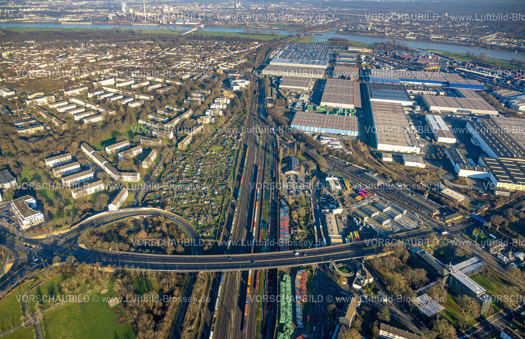 Duisburg241202192 | Luftbild, geschwungene Straße Zum Logport und Brücke Friedrich-Ebert-Straße über Eisenbahngleise mit Güterzügen, logport I (eins), KGV Kleingartenanlage Zur Bahn, Wohngebiet am Lena-Reklat-Park, Friemersheim, Duisburg, Ruhrgebiet, Nordrhein-Westfalen, Deutschland