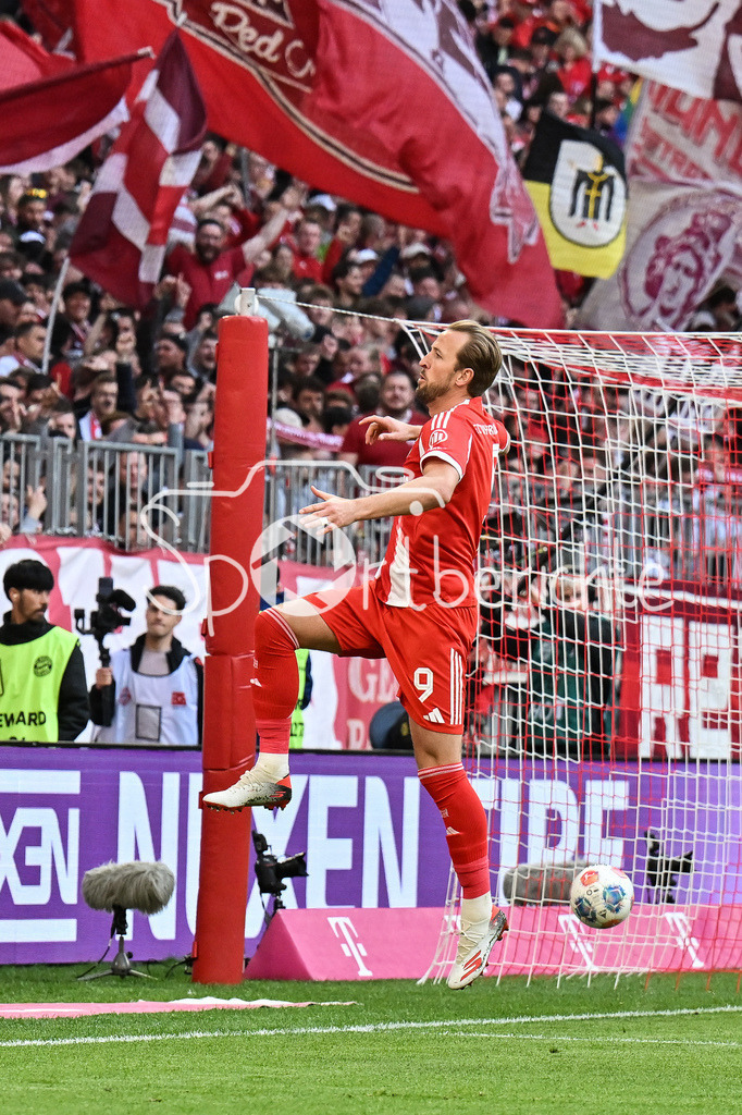 FC Bayern München - VfB Stuttgart | MUNICH, GERMANY - 19. APRIL: Bayern celebrates the goal to makes 4-1 / Tor / Torschuetze / Freude / Happy - Harry KANE (FC Bayern Munich 9) during the Bundesliga Match between FC Bayern Munich vs. VfB Stuttgart at Matchday 30 at Allianz Arena / DFL REGULATIONS PROHIBIT ANY USE OF PHOTOGRAPHS AS IMAGE SEQUENCES AND/OR QUASI-VIDEO