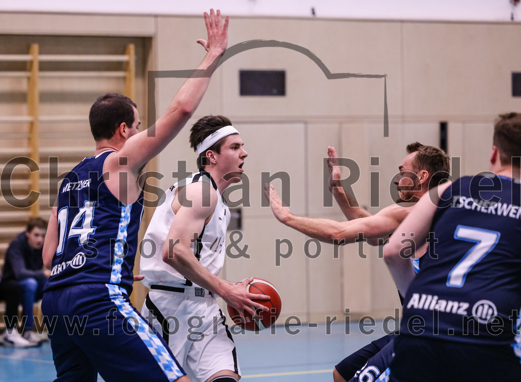 2022-04-03_089_TSV_Vaterstetten_gegen_SV_Weissblau-Allianz_Muenchen | Vaterstetten, Deutschland, 03.04.2022:
Basketball, Bezirksoberliga Herren 2021 / 2022, 14. Spieltag, TSV Vaterstetten gegen SV Weißblau-Allianz München, Endergebnis: 86:54

Christian Metzner (SV Weißblau-Allianz München, #14), Bastian Heckner (TSV Vaterstetten, #7), Rene Pferner (SV Weißblau-Allianz München, #26)

Foto: Christian Riedel / fotografie-riedel.net