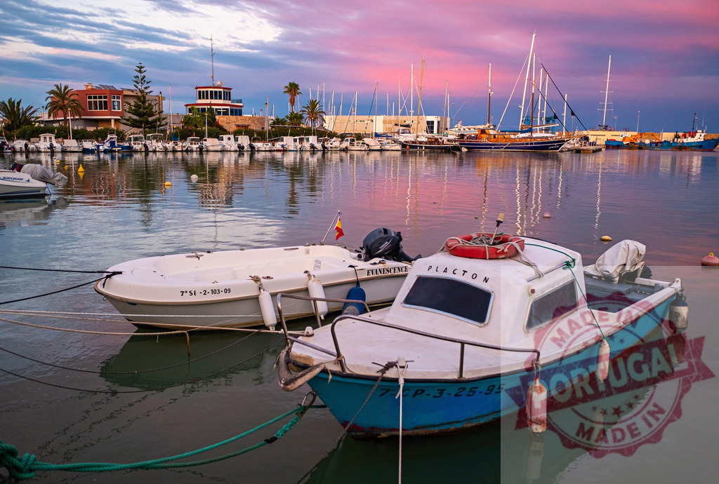 Fishing boats moored in marina at sunset | Recreational boats moored in a calm harbor reflecting the colorful sunset sky - Realisiert mit Pictrs.com