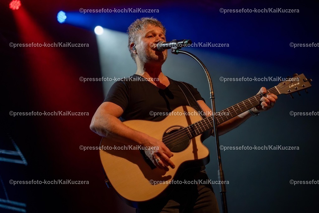 KKU25012501171 | 25.01.2025, xkkux, Düsseldorf, Karnevalsveranstaltung - Die Lachende in der Mitsubishi Electric HALLE. Die Band PAVEIER performt bei ihrem Auftritt. 