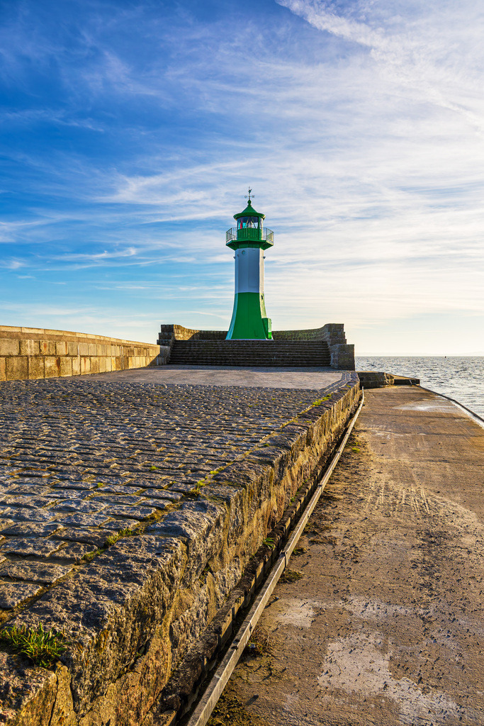 Mole  und Molenturm in der Stadt Sassnitz auf der Insel Rügen | Mole  und Molenturm in der Stadt Sassnitz auf der Insel Rügen.