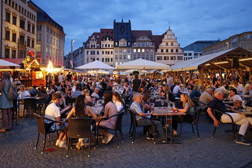 Foto: Leipzig - Leipziger Weinfest | Das Team hinter BILDLEXIKON LEIPZIG bündelt historische wie aktuelle Informationen über die Stadt Leipzig in Text und Bild auf einer Plattform und stellt diese der interessierten Öffentlichkeit zur Verfügung.