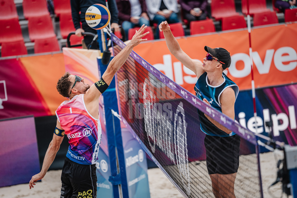 Beachvolleyball | Männer | German Beach Tour 2024 | Tourstop Bremen | 07.06.2024 | Kampf um den Ball bei Jonas Sagstetter (links) und Mio Wüst (rechts)