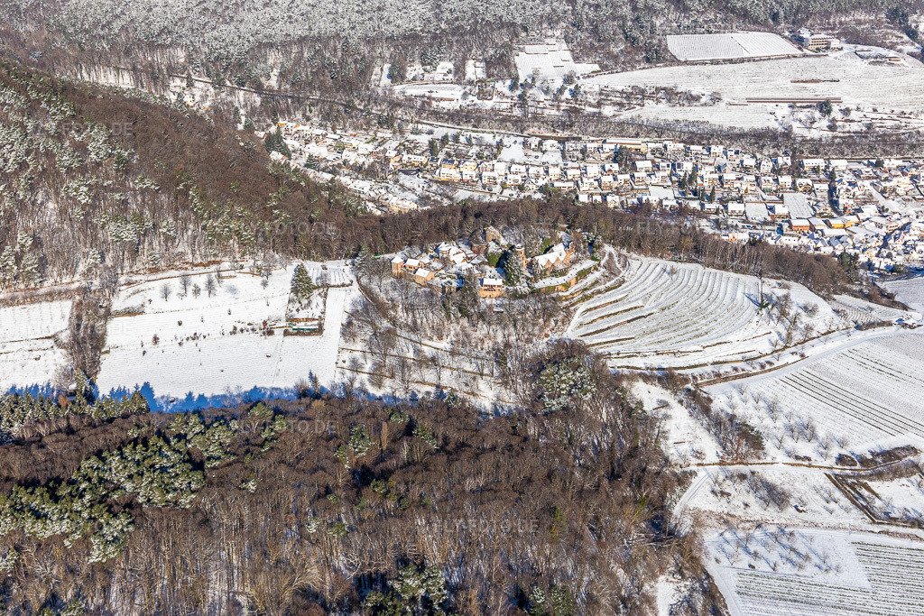 Luftbild: Winterluftbild im Schnee von Schloß Kropsburg im Ortsteil SaintMartin in Sankt Martin im Bundesland Rheinland-Pfalz in Deutschland. Foto: IMG_124551.jpg vom 11.02.2021 durch Werner Riehm/FLY-FOTO.de