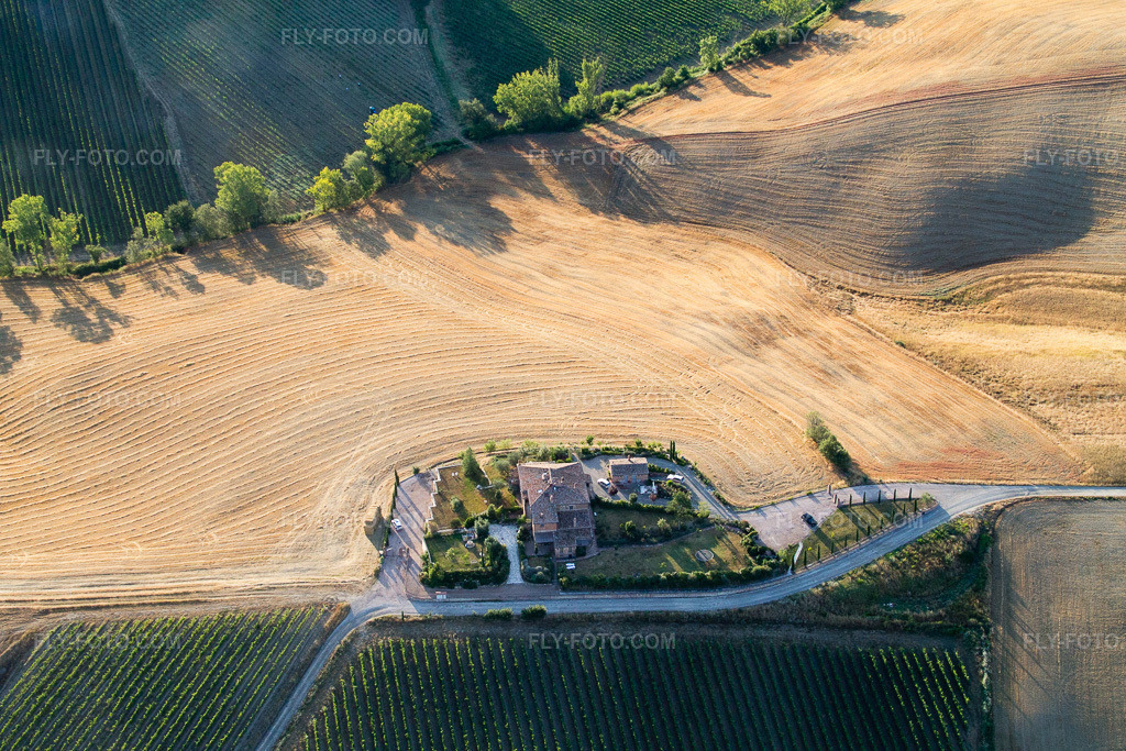 Aerial view: View of the town in Montepulciano in the state Siena, Italy. – Photo: IMG_43366.jpg taken on 07/25/2011 by Werner Riehm/FLY-FOTO.com – Resolution of the original: 4272 x 2848 px