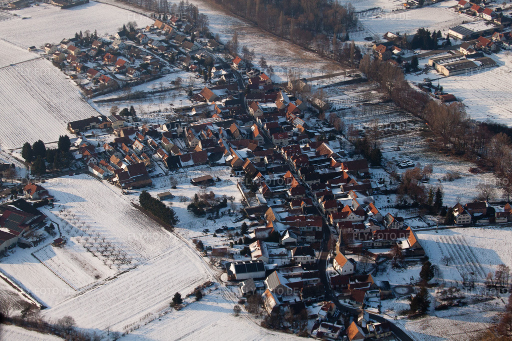 Luftbild: im Winter im Ortsteil Klingen in Heuchelheim-Klingen im Bundesland Rheinland-Pfalz in Deutschland. Foto: IMG_24448.jpg vom 16.02.2010 durch Werner Riehm/FLY-FOTO.de