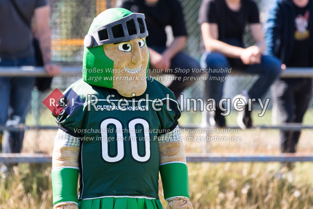 American Football, Saison 2022, Regionalliga Nord, Hamburg Blue Devils - Oldenburg Knights, Dr.-Hermann-Schnell-Sportplatz (Hamburg), 06.08.2022, 07. Gameweek | Maskottchen KNIGHTRO beobachtet das Spiel