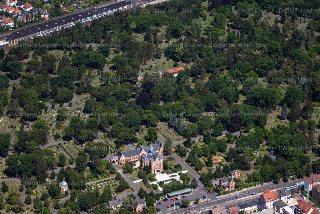 4035832 | BRAUNSCHWEIG 31.07.2020 Grabreihen auf dem Gelände des Friedhofes an der Helmstedter Straße in Braunschweig im Bundesland Niedersachsen, Deutschland. Weiterführende Informationen bei: Ev.-luth. Propstei Braunschweig Friedhofsverwaltung. // Grave rows on the grounds of the cemetery in Brunswick in the state Lower Saxony, Germany. Further information at: Ev.-luth. Propstei Braunschweig Friedhofsverwaltung. Foto: Gerhard Launer