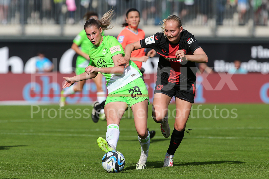 Fussball, Google Pixel Frauen-Bundesliga, VfL Wolfsburg - Bayer 04 Leverkusen | v.li.: Jule Brand (VfL Wolfsburg, 29) und Emilie Bragstad (Bayer 04 Leverkusen, 14) im Zweikampf, Duell, Dynamik, Aktion, Action, Spielszene, DIE DFB-RICHTLINIEN UNTERSAGEN JEGLICHE NUTZUNG VON FOTOS ALS SEQUENZBILDER UND/ODER VIDEOÄHNLICHE FOTOSTRECKEN. DFB REGULATIONS PROHIBIT ANY USE OF PHOTOGRAPHS AS IMAGE SEQUENCES AND/OR QUASI-VIDEO.