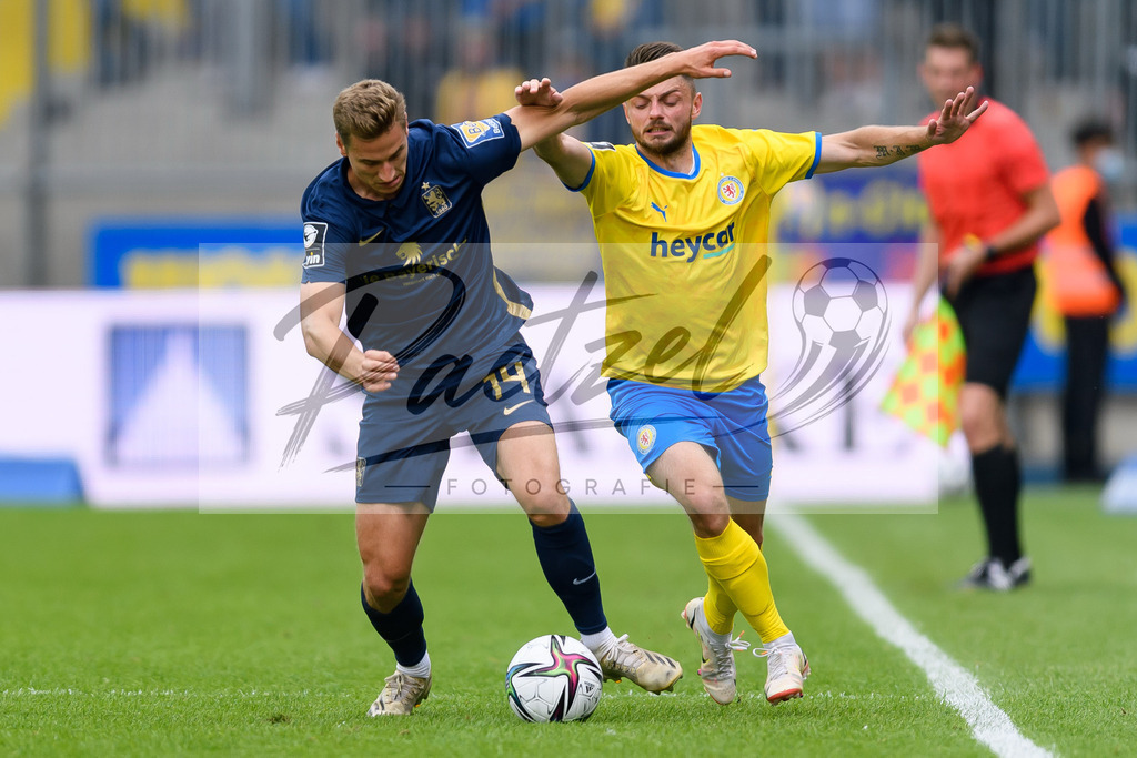 EBSTSV20210828_050 | Fussball, Herren: Dennis Dressel (TSV 1860 Muenchen) und Maurice Multhaup (Eintracht Braunschweig) im Zweikampf beim Spiel der 3. Liga zwischen Eintracht Braunschweig und TSV 1860 Muenchen im Eintracht-Stadion am 28.08.2021 in Braunschweig, Deutschland.DFB / DFL REGULATIONS PROHIBIT ANY USE OF PHOTOGRAPHS AS IMAGE SEQUENCES AND/OR QUASI-VIDEO. - Realisiert mit Pictrs.com