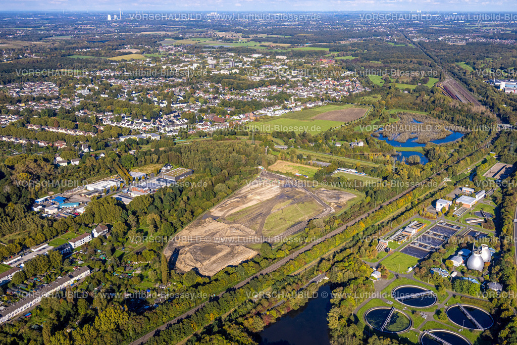 Dortmund241006368 | Luftbild, Baufläche für geplanten Solarpark an der Friedrich-Hölscher-Straße in Scharnhorst, Überlauffläche Dahlwiesenbach, Bogensportplatz TUS Scharnhorst 1895/26 e.V., Fußballplatz SG Alemannia Scharnhorst e.V., Alt-Scharnhorst, Dortmund, Ruhrgebiet, Nordrhein-Westfalen, Deutschland