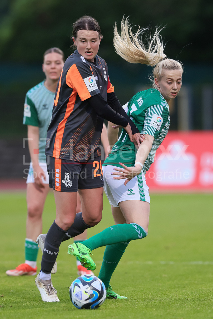 Fussball, Google Pixel Frauen-Bundesliga, SV Werder Bremen - MSV Duisburg | v.li.: Alexandria Hess (Allie, MSV Duisburg, 20) und Nina Lührßen (SV Werder Bremen, 27) im Zweikampf, Duell, Dynamik, Aktion, Action, Spielszene, DIE DFB-RICHTLINIEN UNTERSAGEN JEGLICHE NUTZUNG VON FOTOS ALS SEQUENZBILDER UND/ODER VIDEOÄHNLICHE FOTOSTRECKEN. DFB REGULATIONS PROHIBIT ANY USE OF PHOTOGRAPHS AS IMAGE SEQUENCES AND/OR QUASI-VIDEO.