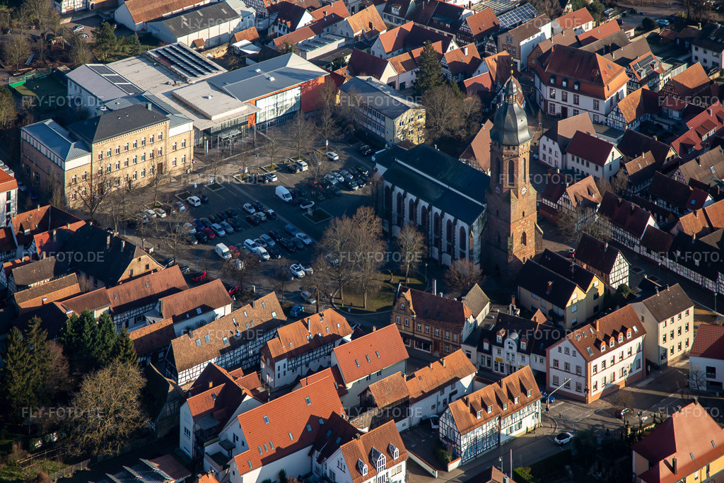 Luftbild: Marktplatz mit St. Georg Kirche und Grundschule und Stadthalle in Kandel im Bundesland Rheinland-Pfalz in Deutschland. Foto: IMG_135924.jpg vom 13.02.2023 durch Werner Riehm/FLY-FOTO.de
