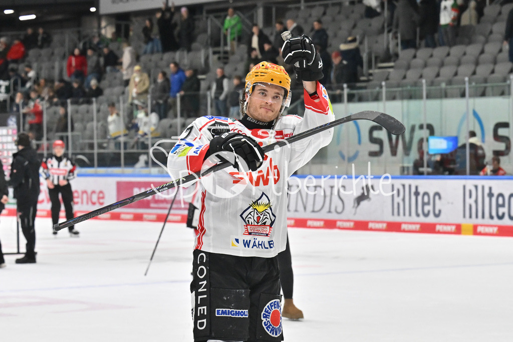 Augsburger Panther - Fischtown Bremerhaven | AUGSBURG, GERMANY - 25. JANUARY: die Spieler der Gäste feiern zusamen mit den Fans den 2-1 Auswärtssieg in Augsburg nach dem Match zwischen den Augsburger Panthern und den Fischtown Pinguins am 43. Spieltag der Penny DEL im Curt Frenzel Stadion / Ludwig BYSTRÖM (Fischtwon Pinguins 17)