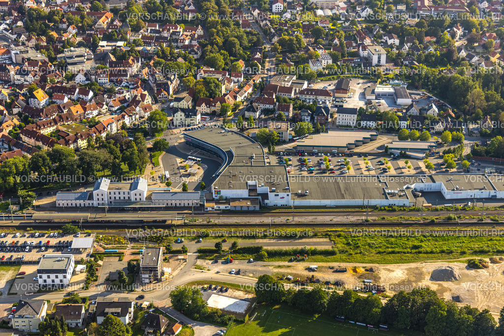 Soest230806110 | Luftbild, Soest Bahnhof, Einkaufszentrum Am Bahnhof, Walburger, Soest, Soester Börde, Nordrhein-Westfalen, Deutschland