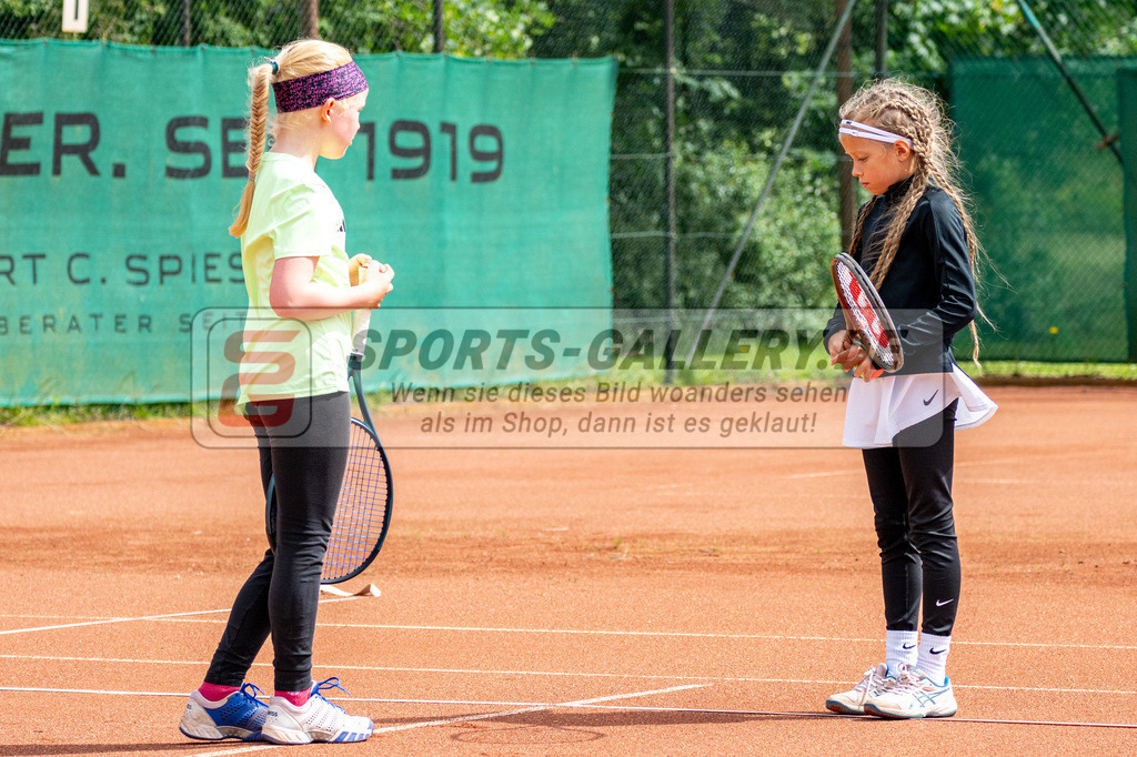 AKa BHC Tennis Cup 16.06.24 SG-2596 | 15.06.2024, Jenna Saathoff und Nicole Ivanova diskutieren