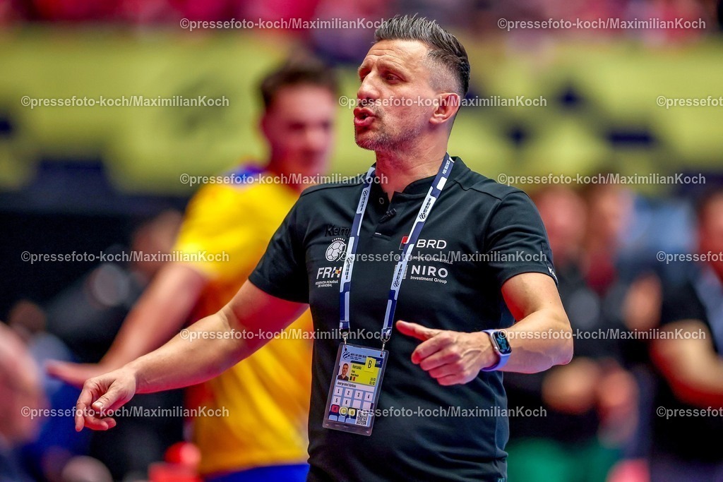 EHF16012601056 | 16.01.2026, Handball, Men's EHF EURO 2026, Portugal - Rumänien, Jyske Bank Boxen in Herning, Dänemark, Preliminary Round:  Headcoach George Ionut Buricea (Romania #hc) gestikulierend am Spielfeldrand  