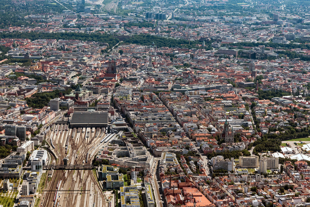 dr__0031623.jpg | MüNCHEN 09.08.2019 Gleisverlauf und Gebäude des Hauptbahnhofes München mit Blick auf die Innenstadt in München im Bundesland Bayern, Deutschland. // Track progress and building of the main station of the railway Muenchen with Blick auf die Innenstadt in Munich in the state Bavaria, Germany. Foto: Daniel Reiter