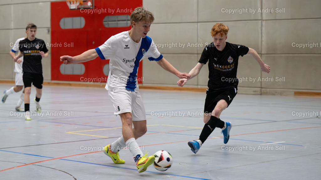 20250118_7433 | 21. A-Jugend-Turnier des VfR Neumünster um den KulturLokschuppen-Pokal 2025, Finale - Niendorfer TSV (weiss) vs. JFV A/O/B/H/H U19 (schwarz), Janosch Obertreis (Niendorf #8) / Jonas Lüdemann (Ahlerstedt #8) - Realisiert mit Pictrs.com