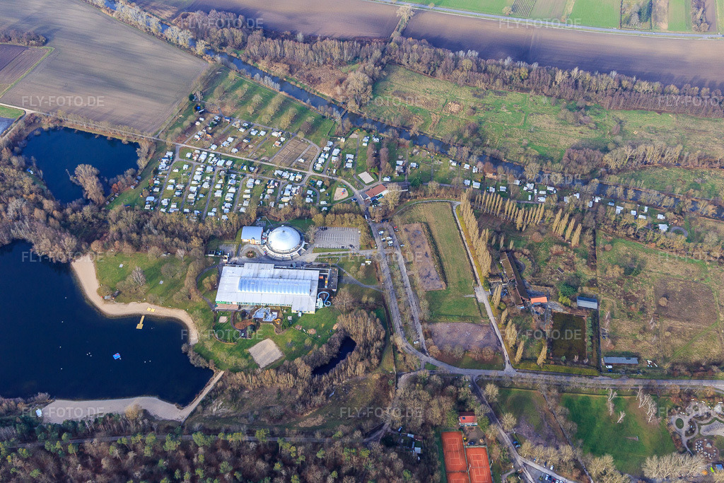 Luftbild: Strandbad und Camping im Freizeitzentrum Moby Dick in Rülzheim im Bundesland Rheinland-Pfalz in Deutschland. Foto: IMG_145114.jpg vom 04.01.2025 durch Werner Riehm/FLY-FOTO.de