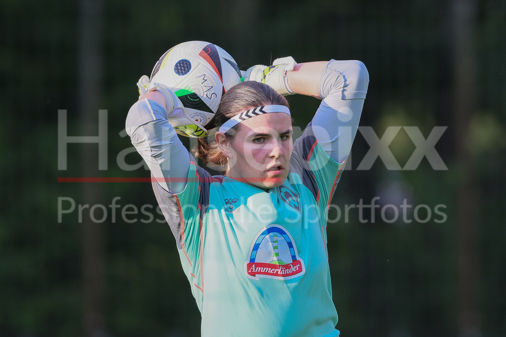 Fussball, Google Pixel Frauen-Bundesliga, Training SV Werder Bremen | v.li.: Johanna Wende (Torhüterin, Torwart, SV Werder Bremen, 25) bei einer Trainingsübung