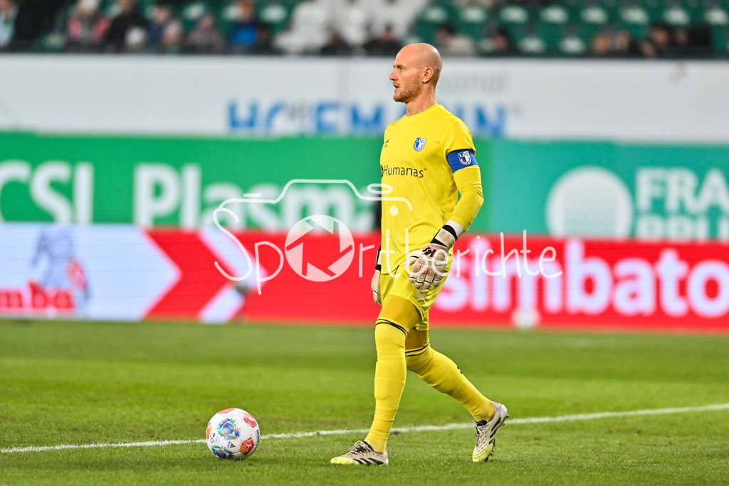 SpVgg Greuther Fürth - 1. FC Magdeburg | FUERTH, GERMANY - 06. FEBRUARY: am Ball Dominik REIMANN (1. FC Magdeburg 1) / Einzelfoto / Freisteller während dem Match zwischen der SpVgg Greuther Fürth und dem 1. FC Magdeburg am 21. Spieltag der 2. Bundesliga im Sportpark Ronhof Thomas Sommer