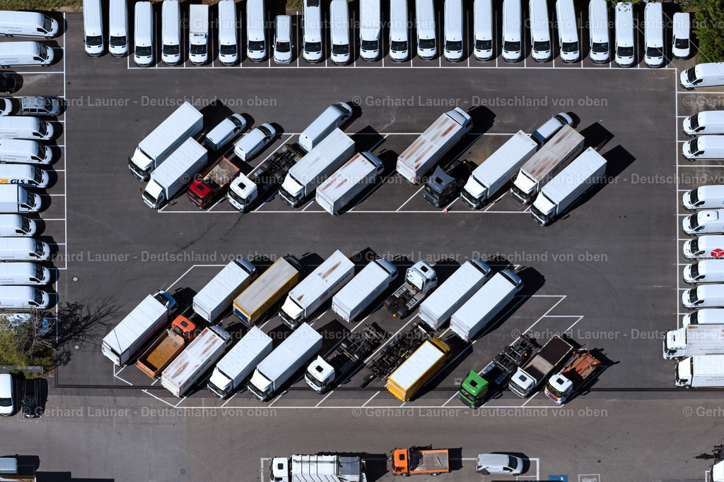4033781 | FREIBURG IM BREISGAU 30.06.2020 Abstellflächen für Nutzfahrzeuge auf einen Parkplatz der Autohandels- Gebäude des Autohauses Mercedes-Benz Kestenholz GmbH in Freiburg im Breisgau im Bundesland Baden-Württemberg, Deutschland. Weiterführende Informationen bei: Mercedes-Benz Kestenholz GmbH. // Car dealership building Mercedes-Benz Kestenholz GmbH in Freiburg im Breisgau in the state Baden-Wuerttemberg, Germany. Further information at: Mercedes-Benz Kestenholz GmbH. Foto: Gerhard Launer