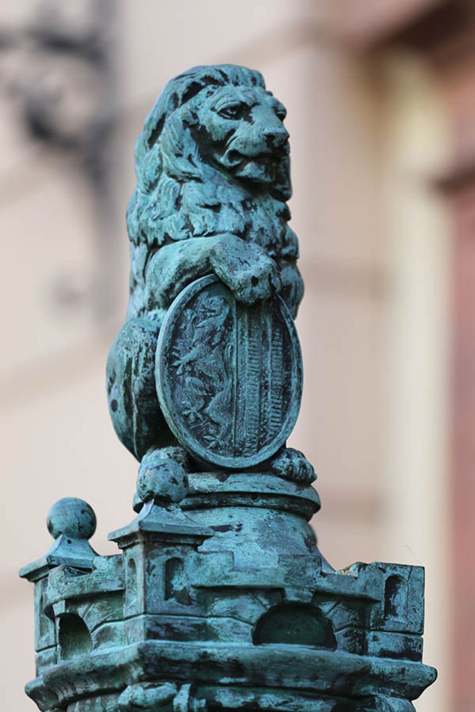 Handschwengelpumpe - Typ Kleiner Löwe - Universitätsstraße | Entdecke über 20 Kategorien Leipzig-Motive: Foto-Downloads, hochwertige Poster, Leinwand- & Fine-Art-Prints. Jetzt Lieblingsfoto im Bildlexikon Leipzig Shop bestellen!