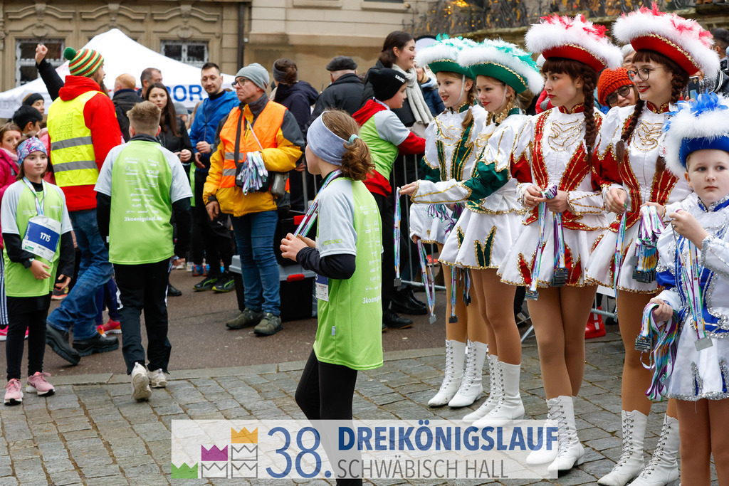 1700m Stadtwerke Jugendlauf | 3 Koenigslauf 2024 1700m Stadtwerke Jugendlauf - Realisiert mit Pictrs.com
