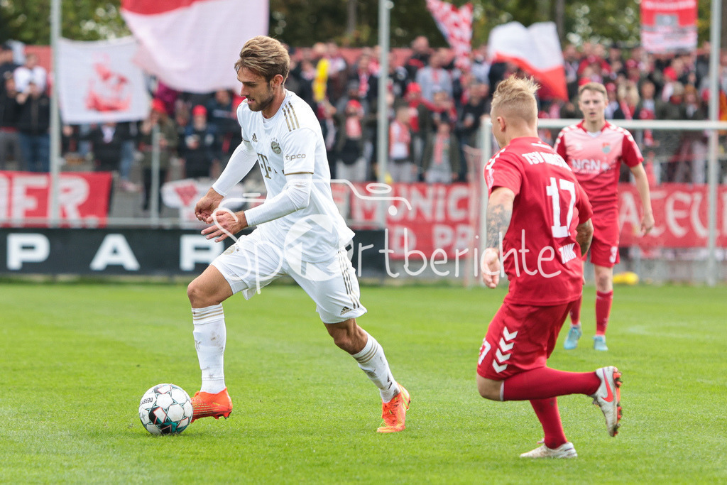 TSV Aubstadt - FC Bayern Amateure | Luca DENK (FCB #16) im Duell mit Jens TRUNK (TSV #17)