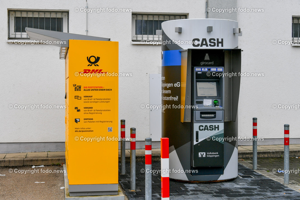 Deutschland_ Baden-Wuerttemberg_ Stuttgart_ 25.10.2025-45 | 25.10.2025, Deutschland, GER, Baden-Wuerttemberg, Stuttgart, im Bild Themenbild, DHL, Poststation, Geldautomat, Cash, Bankautomat, Volksbank, Girocard, Bargeld, Abheben, Service, Post, Versand, Pakete, Briefe, Logistik, Bank, Automat, Deutschland, Stuttgart, Alltag, Infrastruktur, Stadtansichten, Feature, Symbolbild 