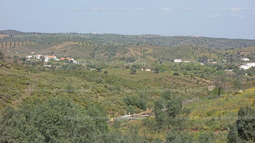 Blick in die Landschaft auf dem Weg nach Azinhal | Durchstreifen & Erleben - Realisiert mit Pictrs.com