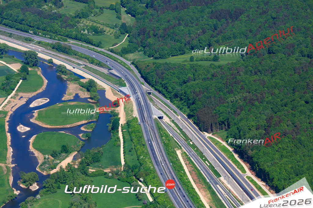 Die Luftbildaufnahme Autobahn-ice - Breitenguessbach wurde 2018 mittels Flugzeug (keine Drohne) erstellt. Perfekte Schärfe und Druck- Auflösung- Garantiert!