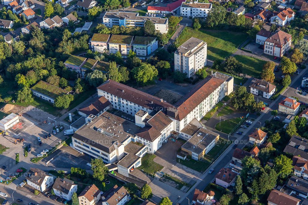 Luftbild: Baustelle der Asklepios Südpfalzkliniken in Kandel im Bundesland Rheinland-Pfalz in Deutschland. Foto: IMG_143265.jpg vom 25.08.2024 durch Werner Riehm/FLY-FOTO.deAsklepios Südpfalzklinik Kandel - Asklepios Südpfalzklinik Kandel
