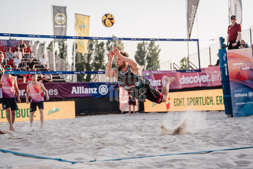 Beachvolleyball | Männer | Allianz German Beach Tour 2025 | Tourstop Bremen | 13.06.2025 | Eric Stadie-Seeber springt zum Ball